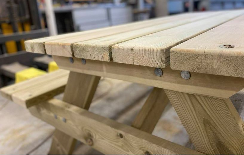 Hafðu samband til að skoða Bekkjaborð Nærmynd af bekkjaborði