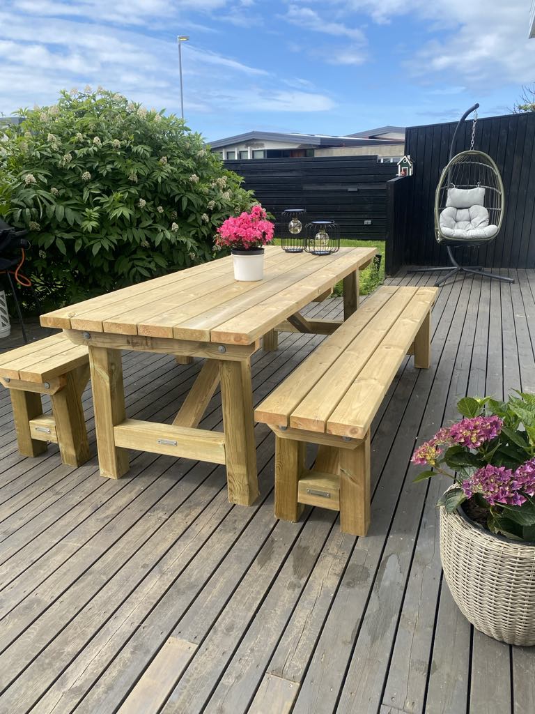 Útiborð Útiborð og bekkir í setti