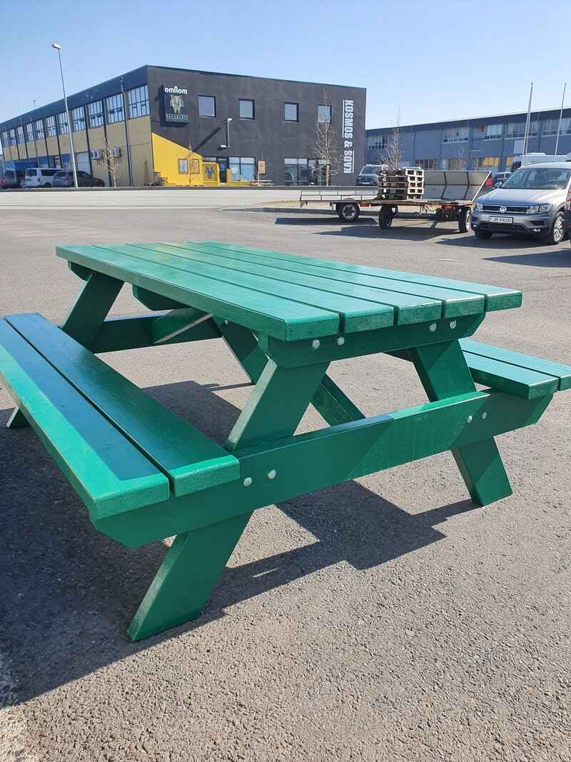 Bekkjaborð Bekkjaborð eða nestisborð með áföstum bekkjum